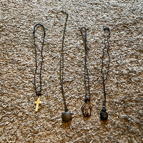 4 Necklaces - Picture 1 of 6